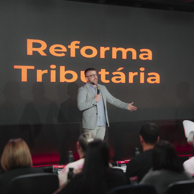 Renan Barcelos Keller palestrando sobre Reforma Tributária